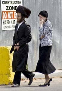 Title: Orthodox Jewish couple in New York Source: http://www.flickr.com/photos/johnwilliamsphd/4294917084/