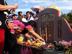 Offering to ancestors at graveside: Public Domain