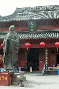 Image of Confucius outside Confucian Temple: Public Domain