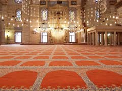 Inside the mosque of Sultan Süleyman the magnificent. Source: riot @ Flickr