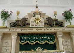 Source: http://www.flickr.com/photos/dgtal/2572676120/ Title: Image of the tablets with the 10 commandments, above the Holy Ark